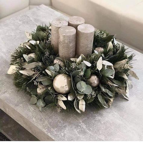 Christmas Centerpieces Table, Table Set Ideas, Coffee Table Decor Christmas, Dining Table Decor Christmas, Flower Arrangements Christmas, Christmas Party Table Decor, Christmas Centerpieces For Table, Floral Arrangements Christmas, Coffee Table Christmas Decor