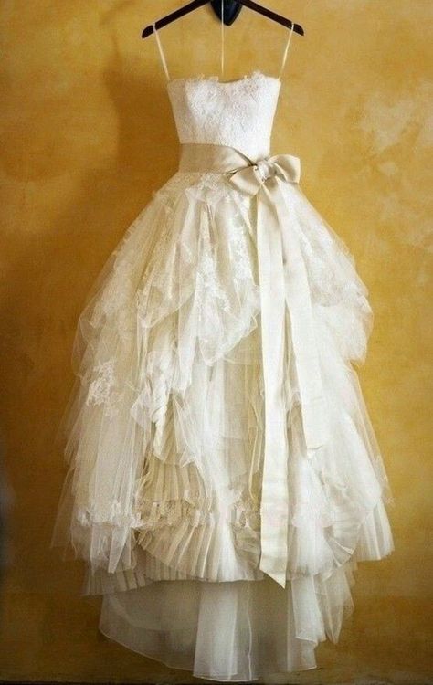 Tigerlilly Quinn: Wedding dresses for under £250, Etsy wedding dress Elegant Wedding Dress, Beautiful Wedding Dresses, Mode Vintage, Wedding Dresses Vintage, Vera Wang, Wedding Bells, Dream Dress, Lany, Wedding Gown