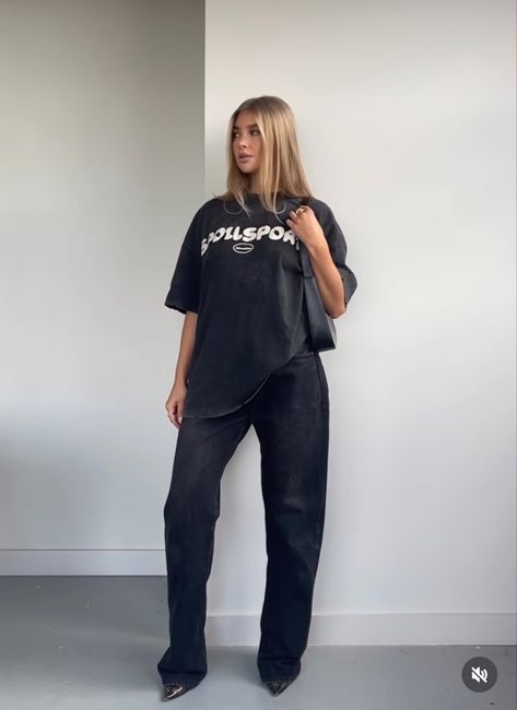 Oversized Black Tee Outfit, Black Tee Outfit, Styling Moodboard, Cap Outfits For Women, Jess Hunt, Cap Outfit, Uni Outfits, Grown Women, Womens Style