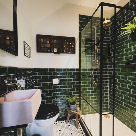 Dark En Suite Bathroom, Black And Green Tile Bathroom, Green Wet Room, Modern Victorian Decor Bathroom, Green Shower Bathroom Ideas, Internal Bathroom No Windows, Small Bathroom Green Tile, Black And Green Bathroom Ideas, Bathroom Interior Design Green