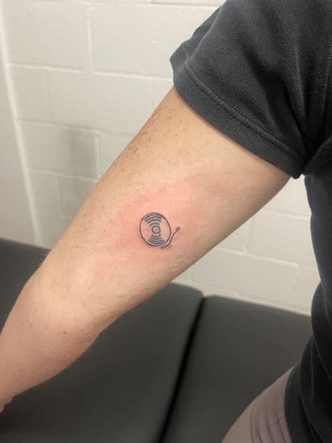 Vinyl Record Tattoo Minimalist, Small Vinyl Record Tattoo, Vinyl Tattoo Minimalist, Small Tattoo Music, Vinyl Tattoo Record, Record Tattoo Vinyl, Music Lover Tattoos, Minimalist Tattoo Music, Music Tattoo Minimalist