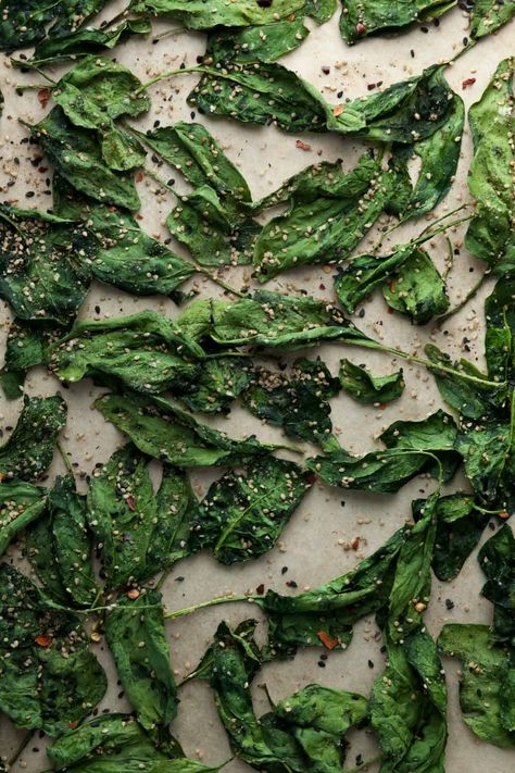 Spinach Chips, Baked Spinach, Real Food Snacks, Vegetable Chips, Sweet Potato And Apple, Kale And Spinach, Vegan Nutrition, Recipes Appetizers And Snacks, Kale Chips