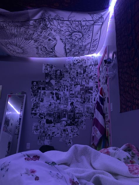 Tapestry On Roof, Tapestry On The Celling, Tapestry Bedroom Ceiling, Tapestry On Ceiling Bedrooms, Tapestry On Ceiling, Bedroom Tapestry Ideas, Aesthetic Tapestry Bedroom, Tapestry Ceiling, Tapestry Room Ideas