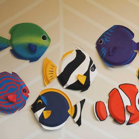 There’s oceans of fun to be had with these easy paper plate fish Paper Plate Jelly Fish Craft, Paper Plate Sea Creatures, Clown Fish Craft, Sea Creature Craft, Ocean Themed Crafts, Paper Plate Fish Craft, Plate Fish Craft, Fish Crafts For Kids, Sea Creatures Crafts