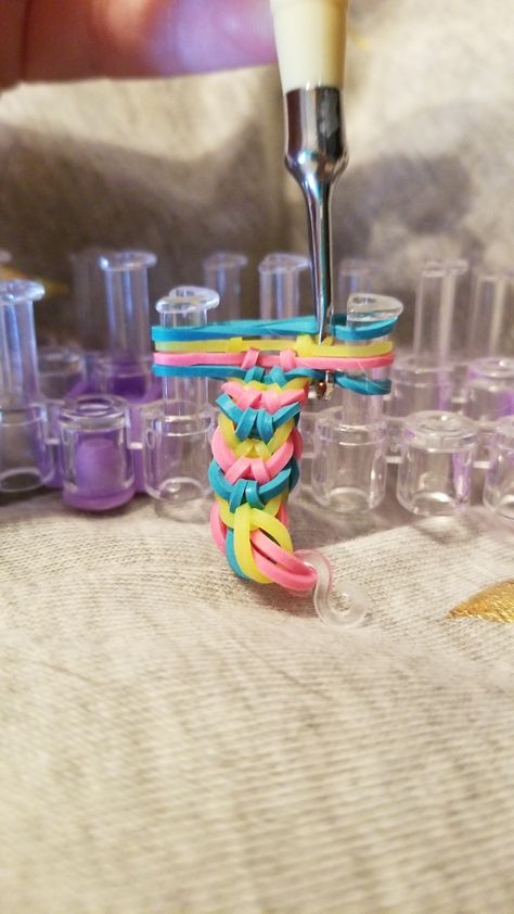 Inverted Fishtail Rainbow Loom, Fishtail Rainbow Loom, Ideas Pulseras, Rainbow Loom Bracelet, Loom Crochet, Rainbow Loom Bracelets, Loom Bracelet, Loom Bands, Loom Bracelets