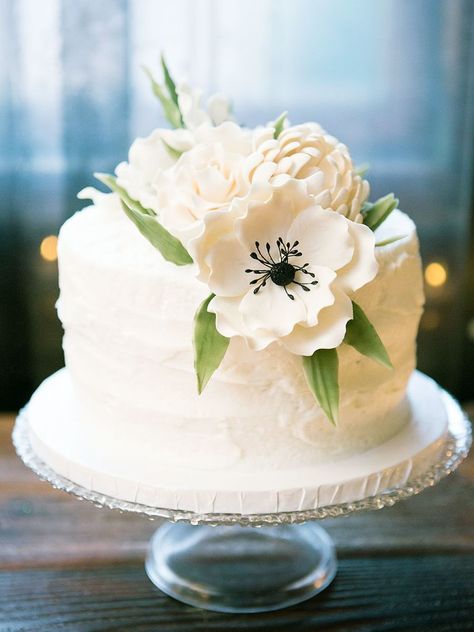 16 Single-Tier Wedding Cakes That'll Make You Rethink Layers | TheKnot.com 1 Layer Wedding Cake, 1 Tier Wedding Cakes, Wedding Cakes One Tier, Wedding Cake Designs Simple, One Tier Cake, Cakes Simple, Wedding Toppers, Simple Cakes, Wedding Cake Images