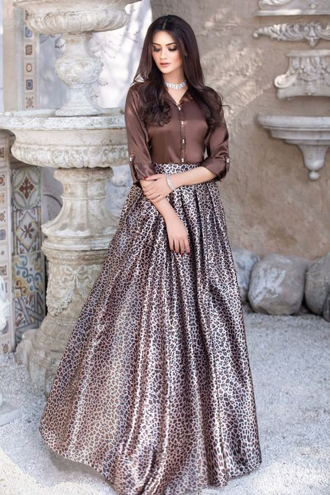 Looking for stylish skirts for women? Look no further! Check out our collection of stunning Pakistani lehenga with price & buy lehenga online! Printed Long Skirt Outfits, Long Skirt With Shirt, Brown Silk Shirt, Lehenga With Price, Buy Lehenga Online, Long Skirt And Top, Pakistani Lehenga, Printed Long Skirt, Long Skirt Outfits