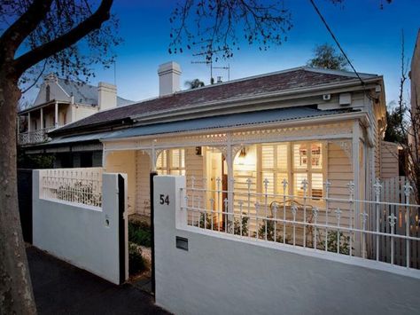 such a pretty cottage and interiors! Single Fronted Terrace, Single Fronted Victorian Renovation, Edwardian Cottage, White Cottages, Terrace Exterior, Weatherboard Cottage, Workers Cottage, Terrace Houses, Facade Ideas