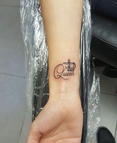 Crown Tattoos For Women, Queen Tattoo, Inspiration Tattoos, Tattoo Life, Friend Tattoos, Tattoos For Kids, Mom Tattoos, Dope Tattoos, Small Tattoo