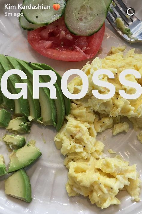 Keeping those Kardashian kurves in check! Kim shares picture of 'gross' diet breakfast... after getting up early to do lunges up the hill Kardashian Food, Kardashian Salads, Kim Kardashian Diet, Kardashian Diet, Mediterranean Life, Healthy Food Inspiration, Fav Food, Diet Breakfast, Fit Food