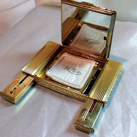 Vintage Compact Makeup, Vintage Makeup Compact, Vintage Makeup Products, Antique Vanity Set, Cosmetic Inspiration, Makeup Package, Skin Care Wrinkles, Cosmetic Sets, Vintage Cosmetics