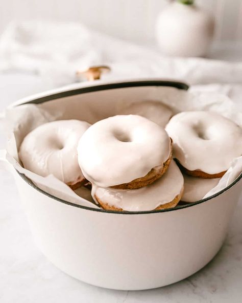 Baked Donuts with Vanilla Glaze Donut Glaze Recipes, Blueberry Cake Donuts, Cake Donuts Recipe, Vanilla Cream Filling, Apple Cider Donuts Baked, Baked Donut, Baked Doughnuts, Baked Donut Recipes, Glazed Doughnuts