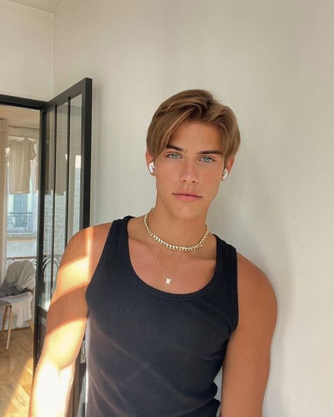 William Roepstorff, Chic Outfits Edgy, Cute Blonde Guys, Straight Hair Cuts, Summer Haircuts, Blonde Guys, Seychelles, Guys And Girls, Kids Hairstyles