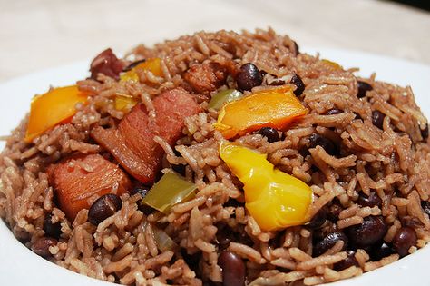 Arroz Congri   http://masaassassin.blogspot.com/2009/06/cuban-congri-arroz-moro-recipe-cuban.html Arroz Moro Recipe, Cuban Food Recipes, Cuban Rice, Cuban Dishes, Latin American Recipes, Cuban Cuisine, Cuban Food, Cooking Black Beans, Spanish Recipes