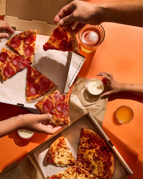 Pizza days are chaotic! for @eatcaptureshare_and@thelittleplantation Challenge 2 sharing #EatCaptureShare #ECSfoodpower@emmacroman@alysonsimplygrows Delicious pizza from our local spot @sunfirepizzeria and its alice approved so thats saying something! #pizza#foodphotograhy #lifestylephotography #pretzels #productphotography #vancouverfoodphotographer #vancouverphotographer #food #bread #baking Retro Pizza Aesthetic, Modern Pizza Restaurant Design, Pizza Content Ideas, Pizza Product Photography, Pizza Photography Ideas, Pizza Party Aesthetic, Pizza Content, Pizza Food Photography, Pizza Shoot