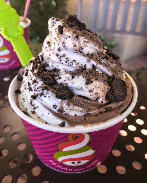 Menchie's Frozen Yogurt on Instagram • Photos and videos Menchies Frozen Yogurt, Sick Food, Fat Burger, Food Polls, Fro Yo, Yogurt Flavors, Sleepover Food, Frozen Yoghurt, Oreo Cookie