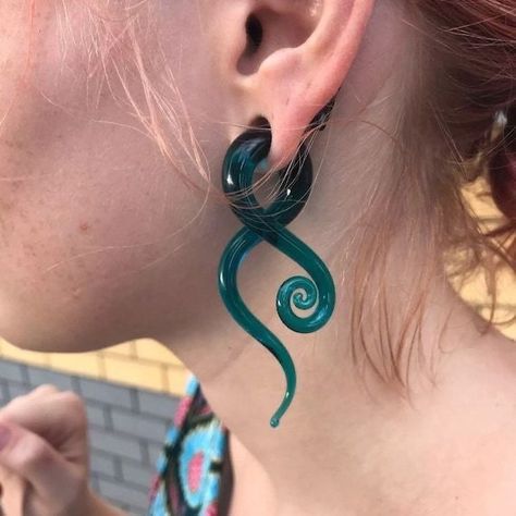 Cool Gauges, Unique Gauges, 0g Stretched Ears, Ear Gauges Aesthetic, Gauges Aesthetic, Cute Gauges, Weird Piercings, White Beach Dresses, Gauge Piercing