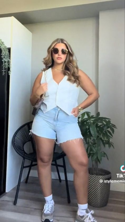 Italy Aesthetic Outfit Plus Size, Minimalist Style Outfits Curvy, Plus Outfit Ideas Summer, Trendy Mom Aesthetic, Summer Style 2024 Mid Size, Medium Body Type Outfits Summer, Jean Shorts Curvy, Workout Work Outfits, Curvy Aesthetic Outfits Summer