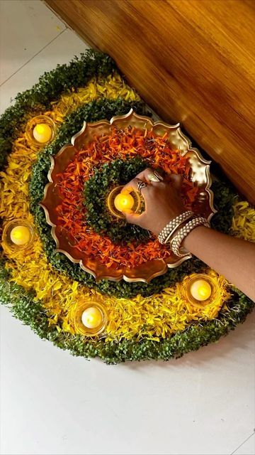 Diya And Flowers Rangoli, Flower Plate Decoration, Water Diyas, Eco Friendly Rangoli, Flower Rangoli Designs Creativity, Rangoli New Year, Happy New Year Rangoli, Green Diwali, Chaturthi Decoration