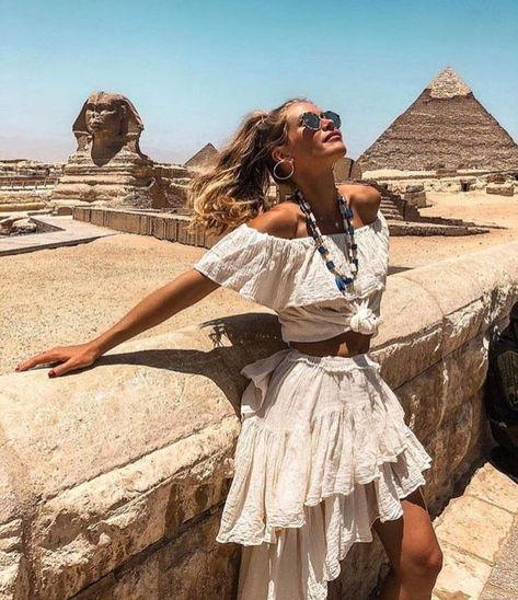 Shooting Pose, Egypt Outfits, Desert Outfit, شرم الشيخ, Giza Pyramids, Pyramids Egypt, Egypt Fashion, Egypt Tours, Luxor Egypt