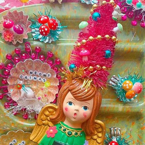 🍄 Jenny • Kitschy Art & Curated Vintage on Instagram: "✨Groovy Kitschmas Angel. Handmade assemblage using vintage, crafted, thrifted items. Approximately 16” tall. Full of joy!  • • • $38 Comment SOLD CLAIM ME MINE. Questions do not count as claims. Ships from 97239. Prices do not include shipping. Venmo or PayPal accepted.  Two part payments: • 1st payment after claim is confirmed, for cost of items. Payment required within 24 hours of invoice or item will go to backup customer. • 2nd payment for shipping cost, once item has been packed up and ready to ship!   OPEN BOXES AVAILABLE! Just reach out! 🧡 Check #gojennygoavailable for more! #kitschmas #kitschy #vintagexmas #assemblageart" Angel Handmade, Retro Crafts, Vintage Christmas Crafts, Thrifted Items, Christmas Projects Diy, Assemblage Art, Curated Vintage, Retro Christmas, Holiday Christmas