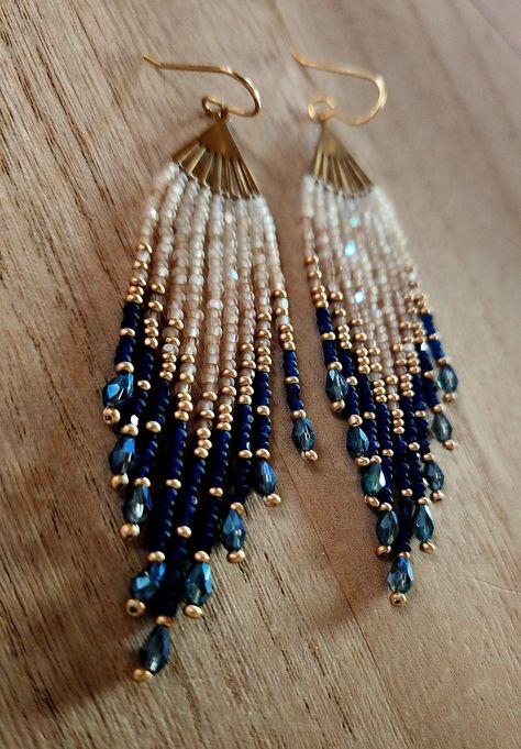 Beaded Earring Outfits, Diy Blue Earrings, Diy Ear Wires, Dangly Beaded Earrings, Beaded Earring Designs, Gold Beaded Earrings, Beaded Earrings Ideas, Handmade Bead Earrings, Handmade Beaded Earrings Ideas