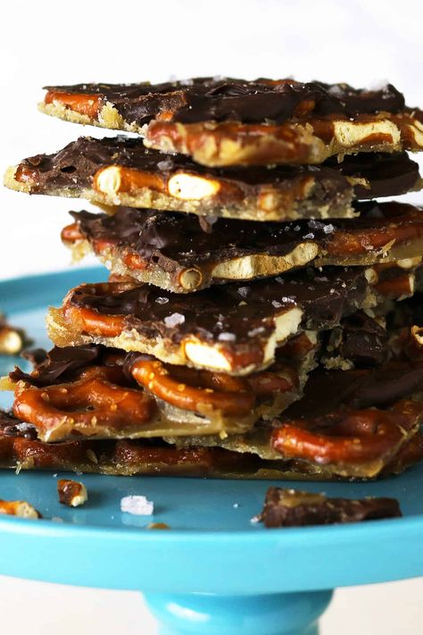 Salted Caramel Chocolate Pretzel Bark Pretzel Bark, Chocolate Caramel Pretzels, Easy To Make Cookies, Salted Caramel Chocolate, Best Sweets, Delicious Pies, Salted Caramel, Christmas Treats, Baked Goods