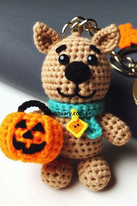 Scooby-Doo crochet keychain. Create a fun and festive Halloween-themed keychain with this simple crochet pattern. Scooby Doo Crochet, Simple Crochet Pattern, Scooby Doo Halloween, Keychain Pattern, Crochet Car, Car Hangers, Crochet Keychain Pattern, Crochet Animals Free Patterns, Simple Crochet