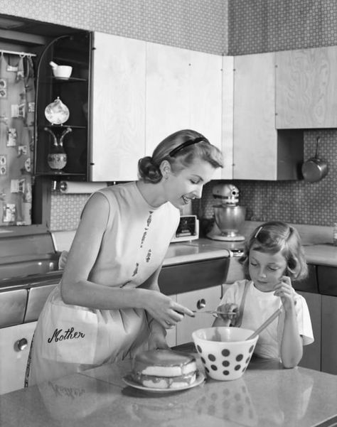 Here's What a 1950's Housewife's Cleaning Schedule Was Like | Apartment Therapy 1950s Housewife Aesthetic, 1950 Housewife, 50s Housewife, 1950s Housewife, Vintage Housewife, Barn Kitchen, Happy Housewife, Retro Housewife, Speed Cleaning