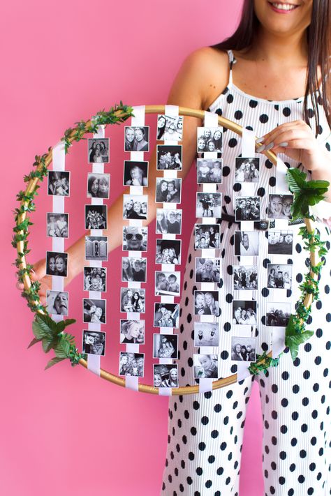 Hoop Photo Display, Diy Photo Displays, Diy Hula Hoop, Diy Photo Display, Diy Wedding Gifts, Diy Photo Frames, Diy Photo Booth, Photo Booth Frame, Cadeau Diy