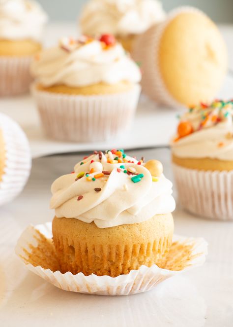 No Butter Cupcakes, One Bowl Cupcakes, One Bowl Vanilla Cupcakes, Vanilla Cupcakes No Butter, Perfect Vanilla Cupcake Recipe, Vanilla Cupcakes Without Eggs, Fluffy Vanilla Cupcake Recipe, Vanilla Cupcake Recipe With Oil, Easy Vanilla Cupcakes With Oil