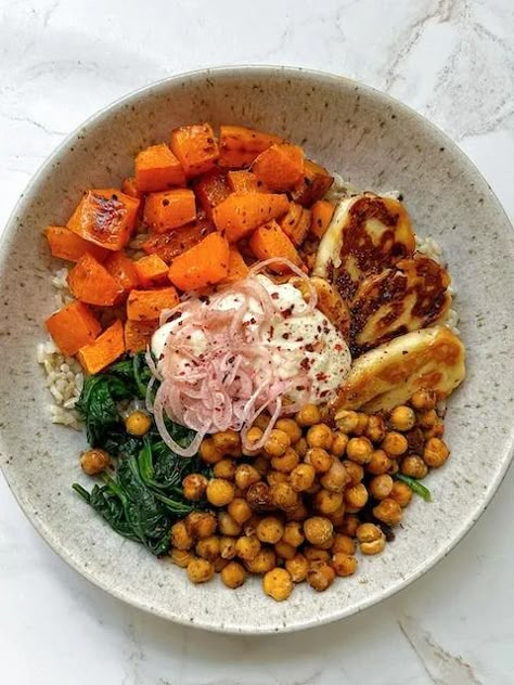 Winter Hot Honey Halloumi Bowl - by Carina Wolff Summer Bowl With Hot Honey Halloumi, Halloumi Buddha Bowl, Halloumi Rice Bowl, Halloumi Breakfast Recipes, Hot Honey Halloumi, Halloumi Sweet Potato, Winter Dinner Recipes Healthy, Halloumi Bowl, Honey Halloumi