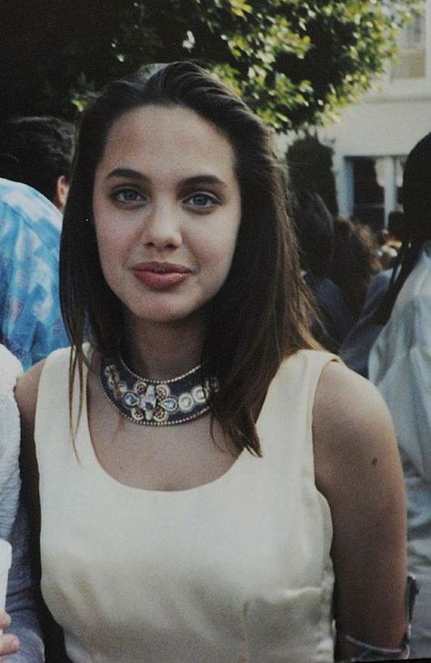 A teenage Angelina Jolie. Celebrity Prom Photos, Angelina Jolie Young, John Voight, Angelina Jolie 90s, Brad And Angelina, Jolie Pitt, Young Celebrities, Prom Photos, Prom Pictures