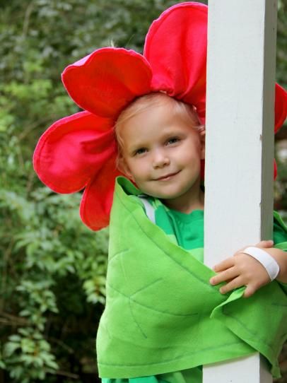 Diy Flower Costume, Flower Halloween Costume, Flower Costume Diy, Flower Costumes, Blossom Costumes, Halloween Costumes Pictures, Dinosaur Hat, Flower Costume, Costumes Diy