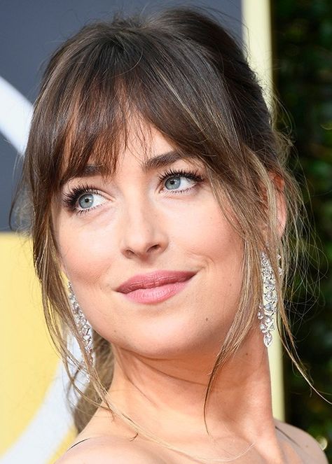 Hairstyles With Blonde Highlights, Dakota Johnson Bangs, Growing Out Fringe, Celebrity Bangs, Dakota Johnson Hair, Blowdry Styles, Curtain Fringe, Fringe Bangs, Dark Autumn