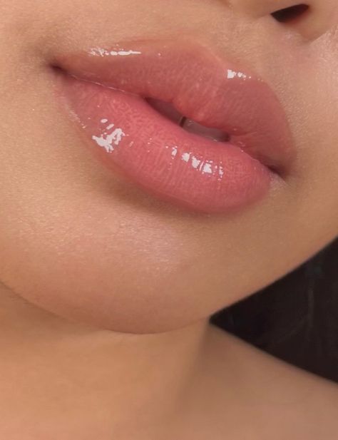 Natural Makeup Lips, Pretty Lips Natural, Big Glossy Lips, Pretty Lips Aesthetic, Lip Gloss On Lips, Perfect Lips Natural, Full Lips Aesthetic, Glossy Lips Aesthetic, Desired Lips