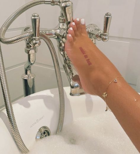 Baddie Foot Tattoos, Foot Tattoo Black Women, Small Tattoo Ideas Black Women, Feet Tattoo Ideas, Small Baddie Tattoos, Foot Tattoo Placement, Tattoo Ideas Foot, Foot Tattoo Ideas, Baddie Tats