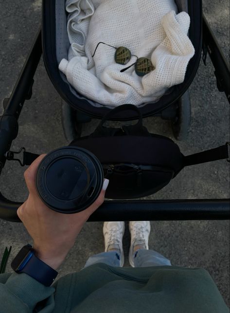 walking with baby Faceless Mom And Baby Aesthetic, Walks With Baby, Baby Vision, Mom Lifestyle, Moms Goals, Baby Inspiration, Foto Baby, Mommy Baby, Future Mom