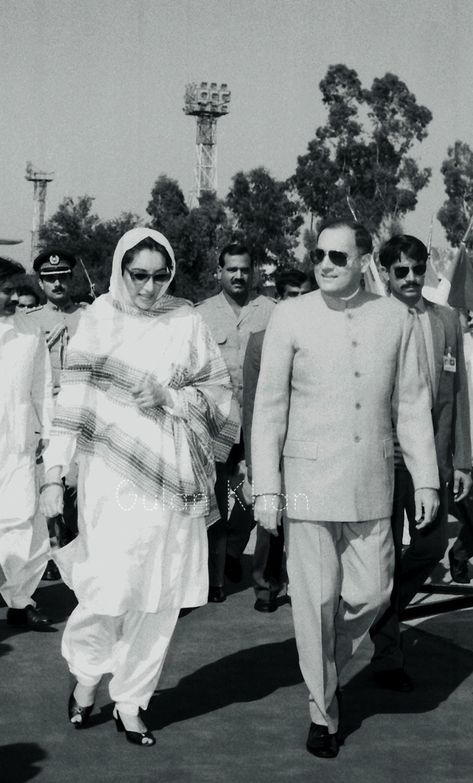 PAKISTAN, very nice captured the historical Photo, Benazir Bhutto was a gracious when Rajiv Gandhi her Indian counterpart, came visiting.The  two at the time had tragic family histories behind them and unbeknown to the them. courtesy by Dawn News Rajeev Gandhi, Benazir Bhutto, Prince Charles And Diana, Old Film Stars, Indian Legends, Rajiv Gandhi, Indira Gandhi, Big Mama, History Of India