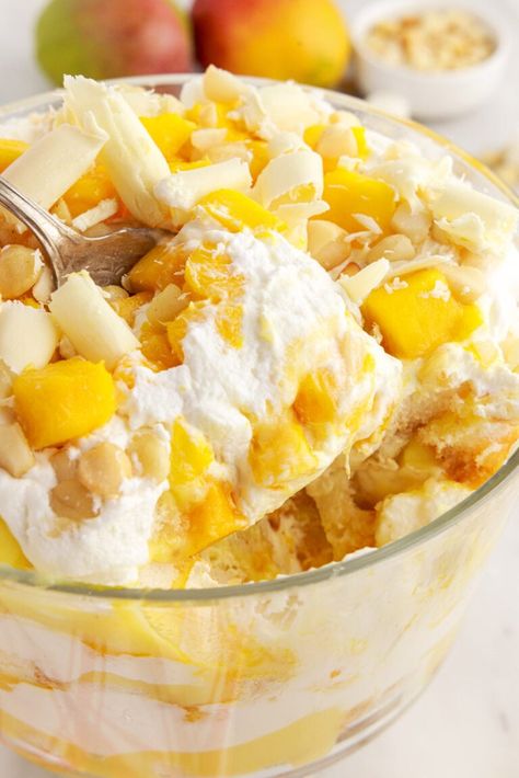 Soft layers of angel food cake, diced mangoes, vanilla pudding, macadamia nuts, and whipped cream are layered together in this beautiful mango trifle recipe. Mango Trifle Recipes, Mango Trifle, Trifle Bowl Recipes, Trifle Cake, Pineapple Angel Food, Ambrosia Fruit Salad, Pineapple Cake Recipe, Deserts Easy, Mango Pudding