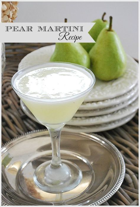 Pear Martini Recipe, Pear Martini, Fall Drink Recipes, Pear Vodka, Raspberry Cocktail, Fresh Drink, Pear Puree, Fall Drink, Fall Cocktail