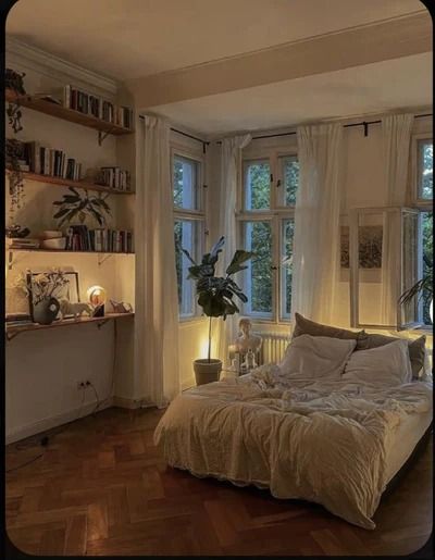 Bringing Nature Indoors: Revamp Your Bedroom with the Earthy Aesthetic ♡ | Room Decor Tips | Ever Lasting Blog Light Airy Room Aesthetic, Aesthetic Bedroom Full View, Massive Bedroom Ideas, Room Inspo Wood Furniture, Big Mirror Aesthetic Room, Italian Apartment Bedroom, Bedroom Decor Inspo Cozy, Cosy Light Bedroom, Homey Rooms Cozy Bedroom