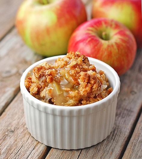 My Grandma's recipe for classic apple crisp! Perfectly thick and gooey with a delicious buttery crust. The BEST fall dessert. Gluten Free Crisps, Ramekin Recipe, Crisp Desserts, Gluten Free Apple Crisp, Granny Smith Apple, Mug Cakes, Apple Crisp Recipes, Oreo Dessert, Crisp Recipe