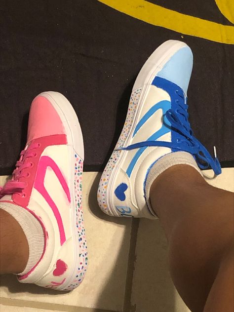 Gender Reveal Custom Shoes, Sneaker Gender Reveal Ideas, Sneaker Gender Reveal, Gender Reveal Shoes, Painted Shoes Diy, Mom Shoes, Gender Reveal Ideas, Shoes Diy, Reveal Ideas