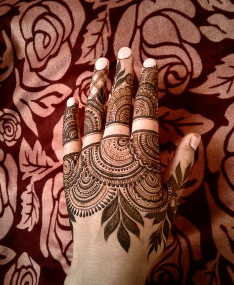 Short Mehndi Design, डिजाइनर कपड़े, मेहंदी डिजाइन, Rose Mehndi Designs, Very Simple Mehndi Designs, Mehndi Designs For Kids, Simple Mehndi Designs Fingers, Pretty Henna Designs, Full Mehndi Designs