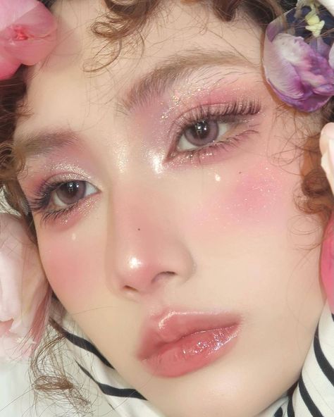 Cute Douyin Makeup, Pink Aesthetic Glitter, Aphrodite Makeup, Makeup Pink Aesthetic, Berry Makeup, J Makeup, Aesthetic Glitter, Romantic Makeup, Flower Makeup