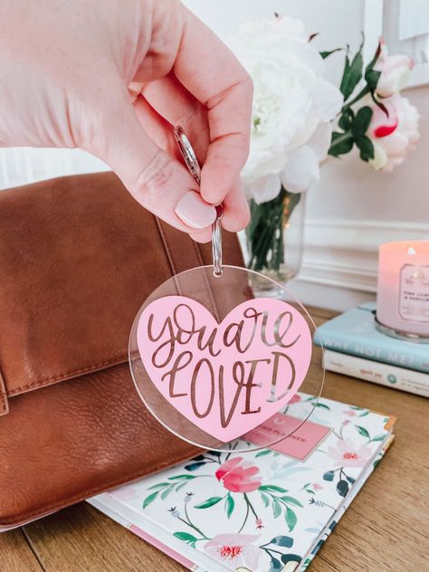 Valentines Vinyl Ideas, Cricut Valentine Ideas, Cricut Valentines Projects, Thoughtful Handmade Gifts, Diy Valentines Day Gifts For Him, Easy Valentines, Diy Easter Gifts, Idee Cricut, Valentine Projects