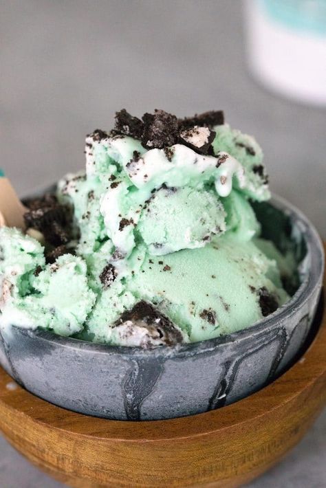 Mint Oreo Ice Cream, Kitchen Aid Ice Cream Recipes, Kitchen Aid Ice Cream, Ice Cream Recipes Machine, Nice Cream Recipe, Frozen Summer, Mint Oreo, Oreo Ice Cream, Ice Cream Maker Recipes