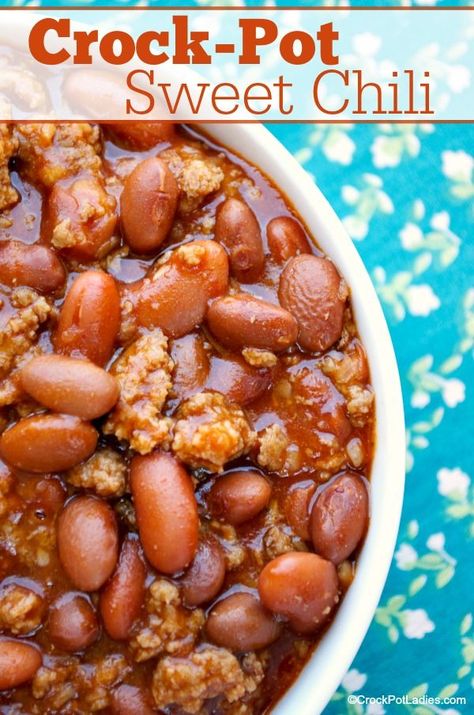 Crock-Pot Sweet Chili - The whole family will love this easy recipe for the best Crock-Pot Sweet Chili out there! Beans, ground beef, and a touch of brown sugar makes this simple non-spicy chili perfect for everyone including the kids. A side of cornbread makes it the perfect meal! [High Fiber, Low Fat, Low Sugar & only 10 Weight Watchers SmartPoints per serving!] #CrockPotLadies #KidFriendly #CrockPot #SlowCooker #Chili #Recipe Chili Recipe Crock Pot, Sweet Chili Recipe, Chili Recipe Crockpot, Ranch Pasta, Crockpot Chili, Chilli Recipes, Chili Cook Off, Chili Recipe Easy, Crock Pot Soup