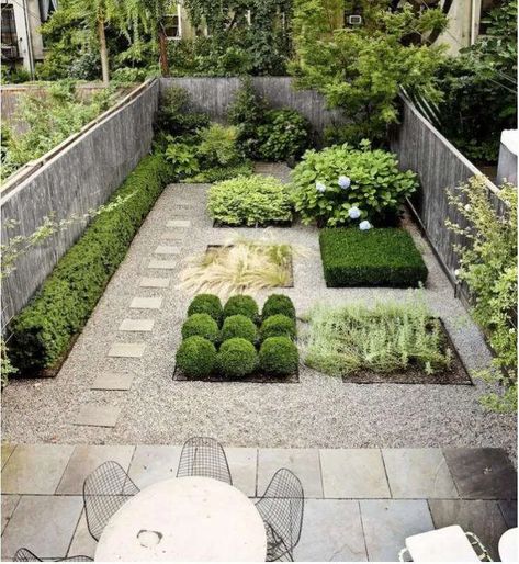 Steal This Look: Modern Brooklyn Backyard on a Budget - Gardenista Brooklyn Backyard, Japanese Gardens Design Ideas, Pea Gravel Patio, Gravel Landscaping, Concrete Patios, Gravel Patio, Minimalist Garden, Japanese Garden Design, Gravel Garden